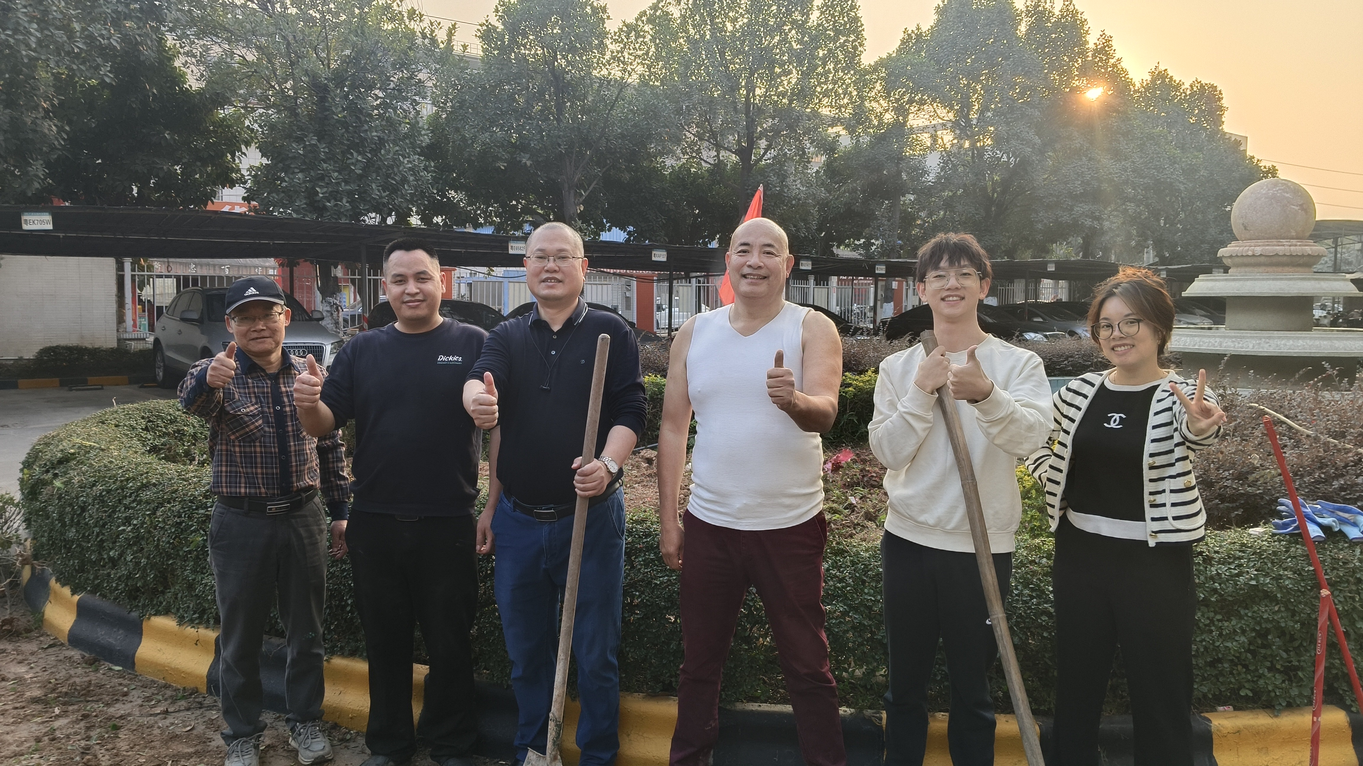 携手共植希望，共绘绿色未来 —— 公司领导们共同参与挖土种花活动